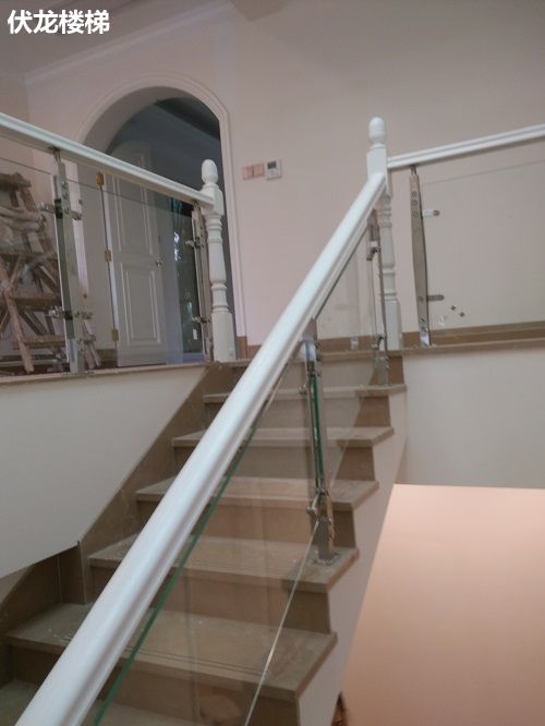 海口玻璃楼梯扶手案例17-楼梯玻璃扶手安装效果图(图3)