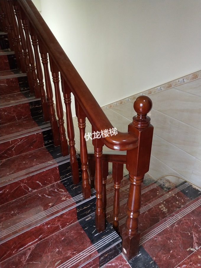 三亚客户家用楼梯扶手安装效果_欧洲榉木实木楼梯扶手(图1)