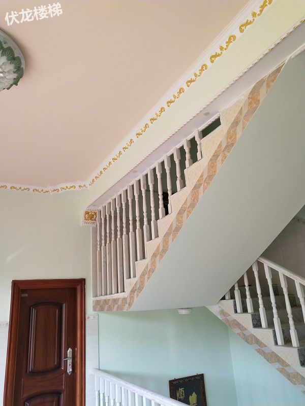 三亚崖城客户案例-水曲柳白色擦金实木楼梯扶手和护栏安装效果图(图5)