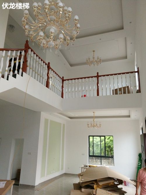 乐东县实木楼梯扶手案例-白色描金时上大气的楼梯风格(图3)