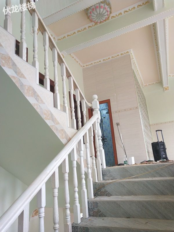 三亚崖城客户案例-水曲柳白色擦金实木楼梯扶手和护栏安装效果图(图3)
