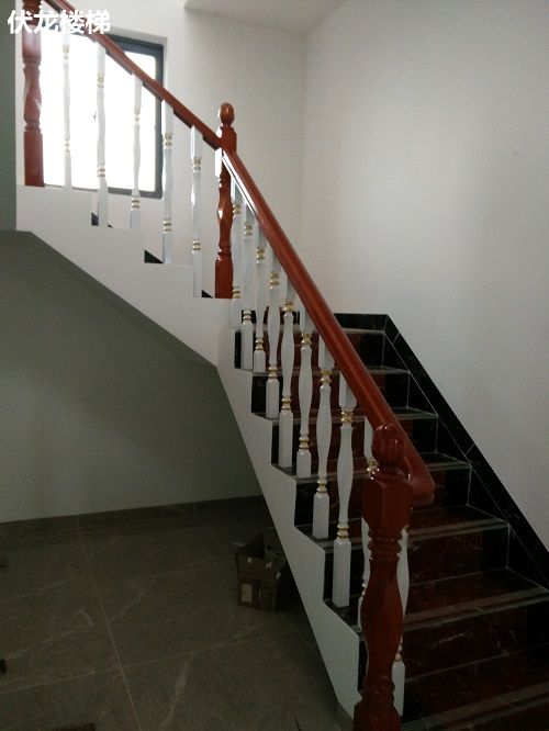 乐东县实木楼梯扶手案例-白色描金时上大气的楼梯风格(图4)