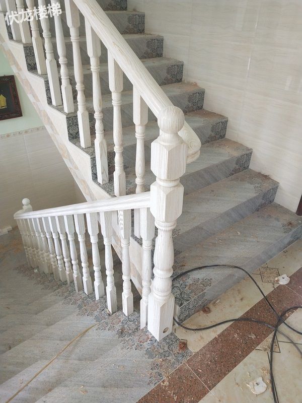 三亚崖城客户案例-水曲柳白色擦金实木楼梯扶手和护栏安装效果图(图4)
