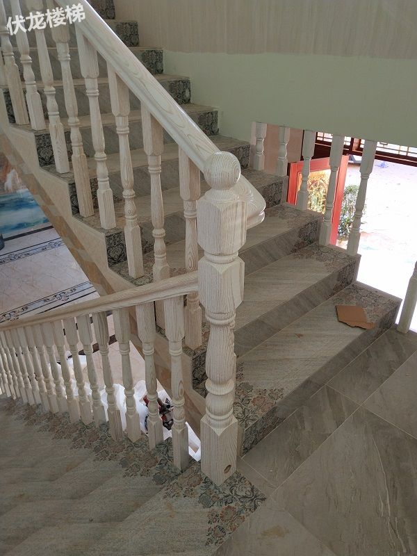 三亚崖城客户案例-水曲柳白色擦金实木楼梯扶手和护栏安装效果图(图9)