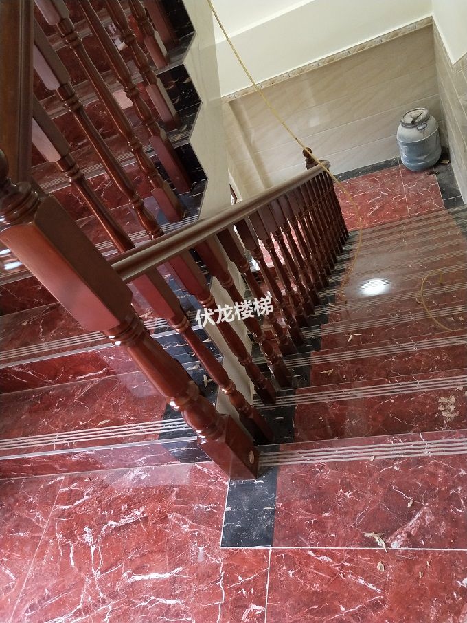 三亚客户家用楼梯扶手安装效果_欧洲榉木实木楼梯扶手(图2)