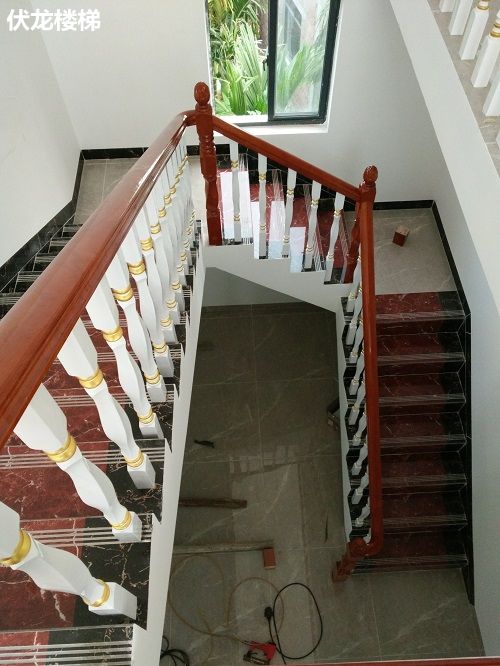 乐东县实木楼梯扶手案例-白色描金时上大气的楼梯风格(图6)