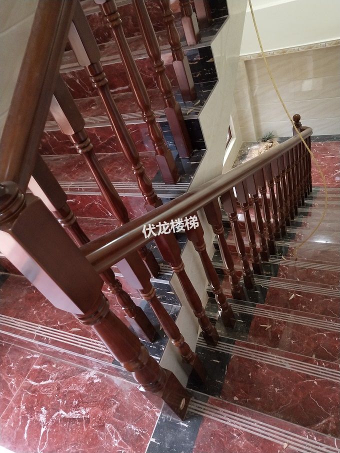 三亚客户家用楼梯扶手安装效果_欧洲榉木实木楼梯扶手