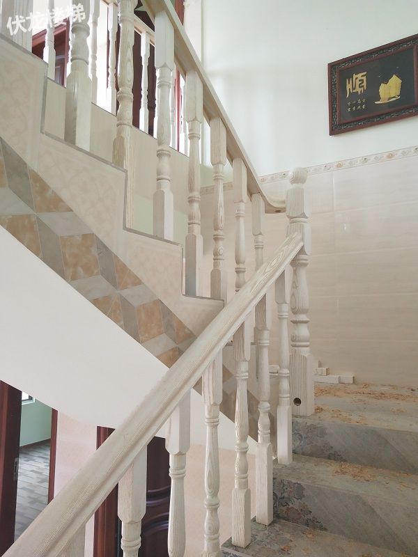三亚崖城客户案例-水曲柳白色擦金实木楼梯扶手和护栏安装效果图(图2)