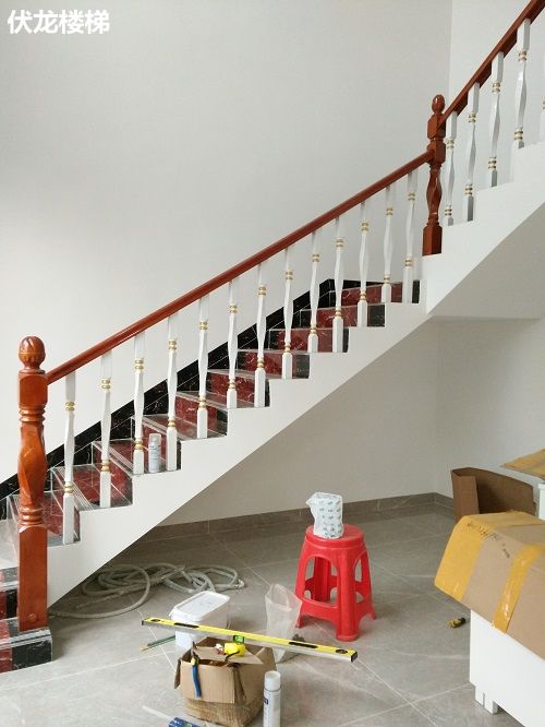 乐东县实木楼梯扶手案例-白色描金时上大气的楼梯风格