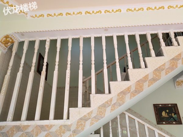 三亚崖城客户案例-水曲柳白色擦金实木楼梯扶手和护栏安装效果图(图6)
