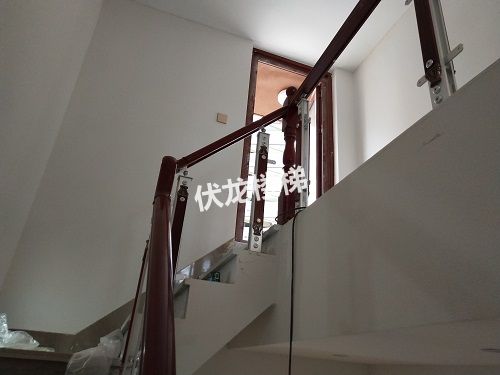 三亚客户玻璃楼梯扶手效果图_玻璃楼梯扶手安装展示