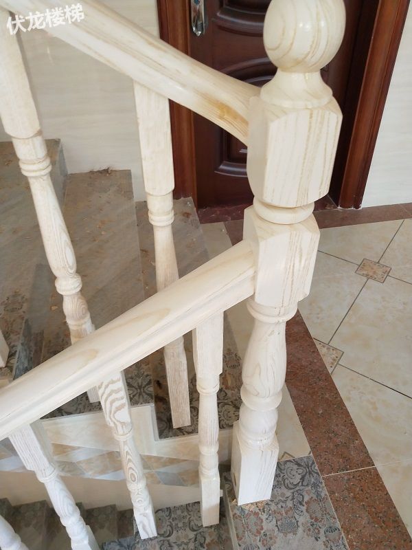 三亚崖城客户案例-水曲柳白色擦金实木楼梯扶手和护栏安装效果图(图8)